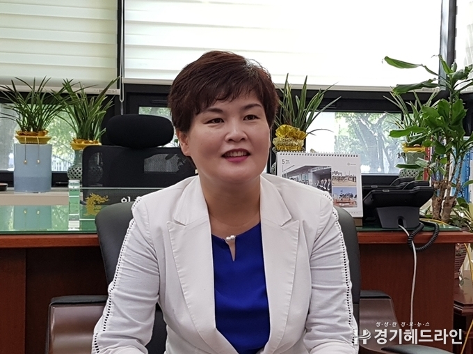 화성시의회 의회운영위원회 박경아 위원장과 19일 본지와 인터뷰를 진행하고 있다. (사진=문수철 기자)