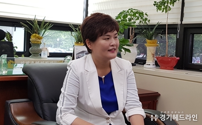 화성시의회 의회운영위원회 박경아 위원장과 19일 본지와 인터뷰를 진행하고 있다. (사진=문수철 기자)