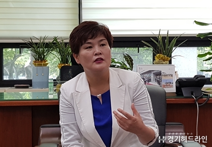 화성시의회 의회운영위원회 박경아 위원장과 19일 본지와 인터뷰를 진행하고 있다. (사진=문수철 기자)