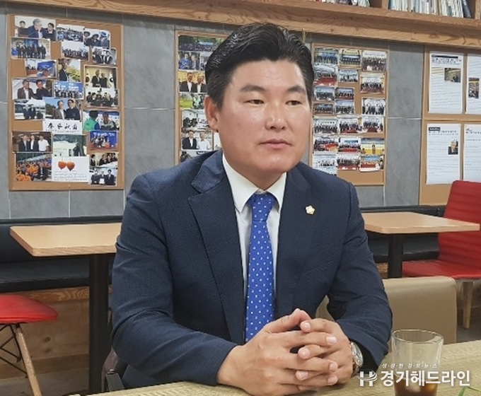 화성시의회 도시건설위원회 황광용 의원과 20일 본지와 인터뷰를 진행하고 있다. (사진=문수철 기자)