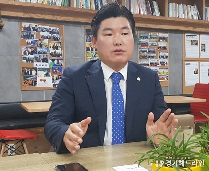 화성시의회 도시건설위원회 황광용 의원과 20일 본지와 인터뷰를 진행하고 있다. (사진=문수철 기자)