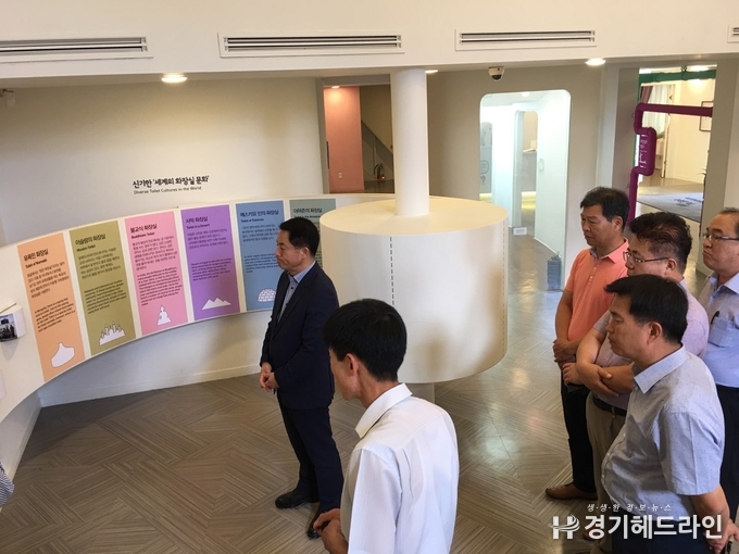 17일 수원시 이병규 장안구청장을 비롯 간부 공직자들이 해우재문화센터를 방문해 화장실문화 전시를 관람하고 있다.