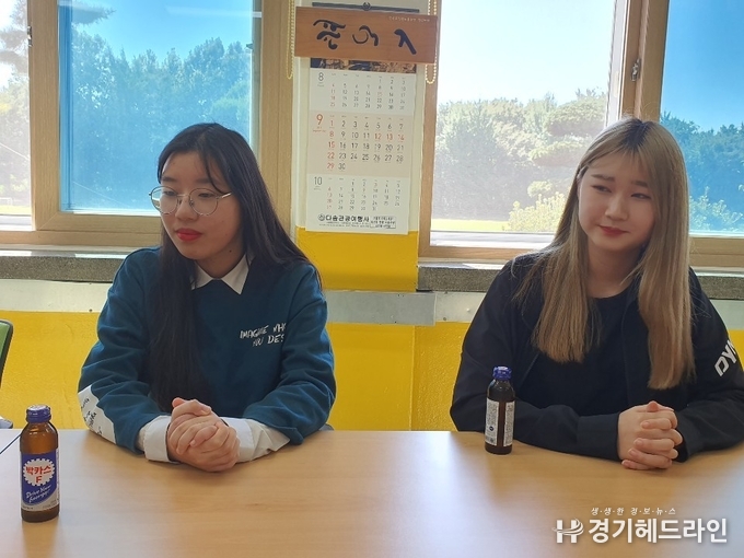 청북중학교 3학년 학생 좌측부터 김은지, 최아현 학생(사진=문수철 기자)