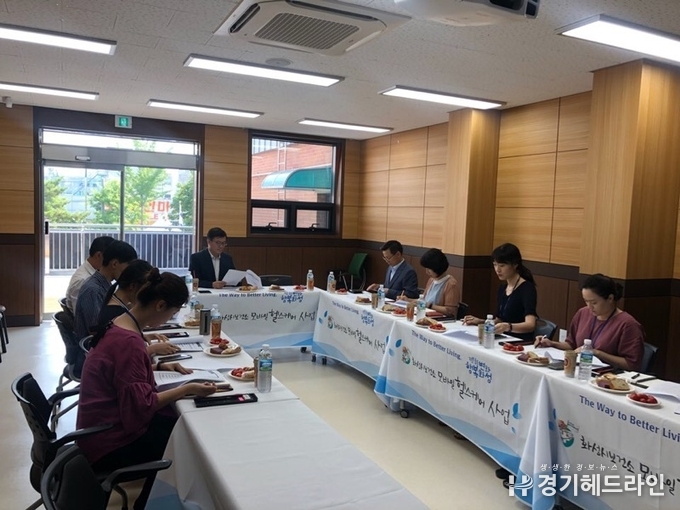 2일 화성보건소 소회의실에서 모바일 헬스케어 사업 간담회를 열고 있다.(사진=화성시)