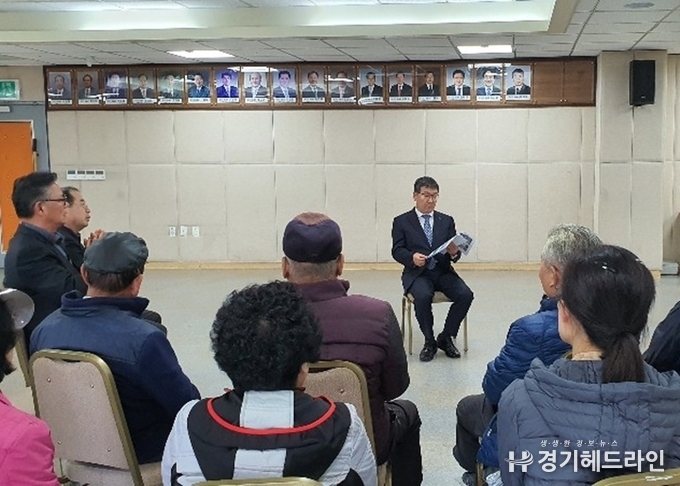 6일 오후 2시 수원시 팔달구청 3층 대회의실에서 ‘인계 파밀리에’ 입주민들(432세대)로 구성된 비상대책추진위원회(이하 비대위) 30여명이 이훈성 팔달구청장과의 면담을 진행하고 있다.(사진=문수철 기자)