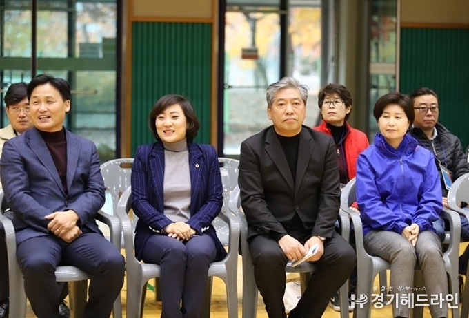제 1회 경기인터넷언론인협회장배에 사진 왼쪽부터 김영진(수원 병) 국회의원, 경기도의회 안혜영 부의장, 경기도의회 송한준 의장, 백혜련(수원 을)국회의원등이 참석했다.