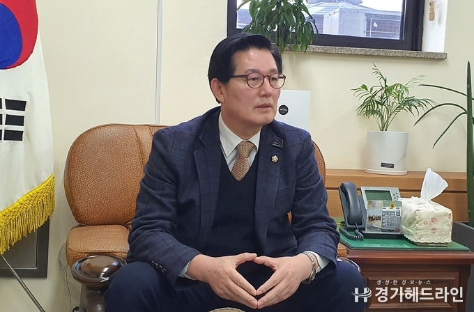 경기도의회 도시환경위원회 이필근 의원과 17일 본지와 인터뷰를 진행하고 있다. (사진=문수철 기자)