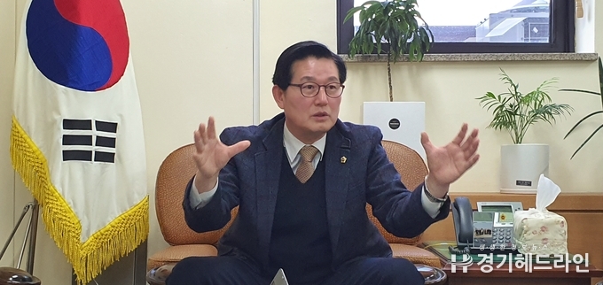 경기도의회 도시환경위원회 이필근 의원과 17일 본지와 인터뷰를 진행하고 있다. (사진=문수철 기자)