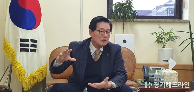경기도의회 도시환경위원회 이필근 의원과 17일 본지와 인터뷰를 진행하고 있다. (사진=문수철 기자)