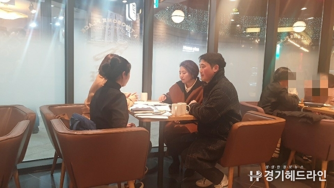 (사진 우측 신정현 의원, 김지나 의원) 민원 해결을 위해 강사들과 대화를 나누고 있는 모습.