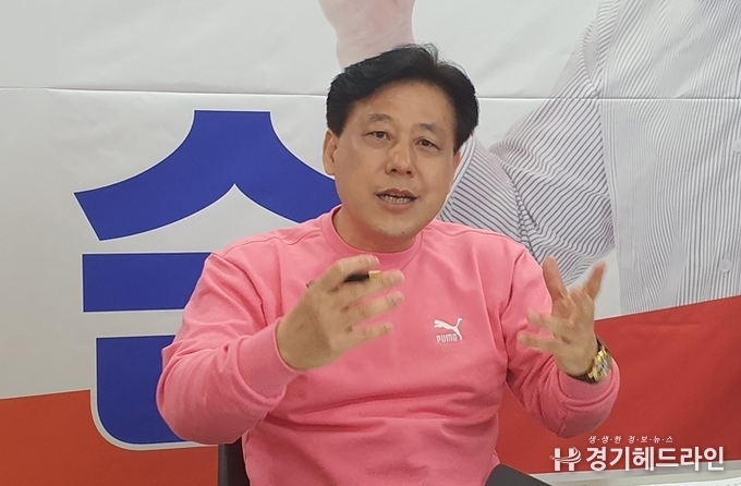 미래통합당 박재순 예비후보(수원 무)와 18일 본지와 인터뷰를 진행하고 있다. (사진=문수철 기자)