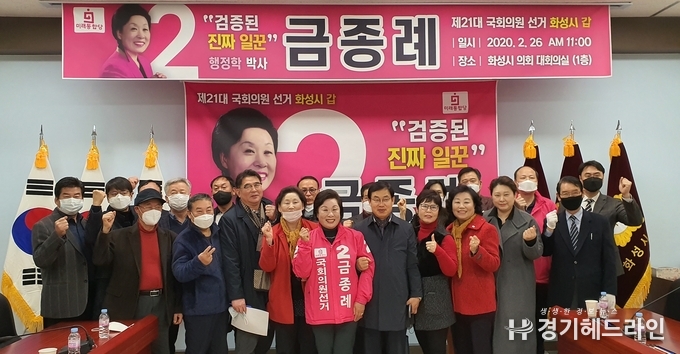 출마 기자회견후 지지자들과 함께 기념사진을 찍고 있다.(사진=문수철 기자)
