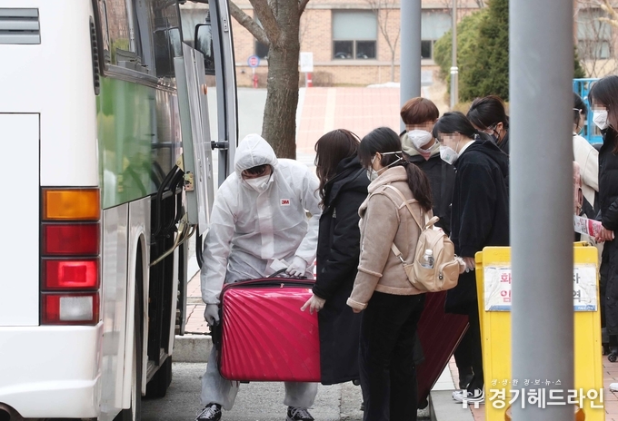 학교에 도착해 짐을 내리는 중국인 유학생들
