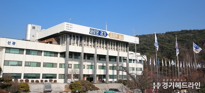 경기도가 8일 코로나19 감염 확산 방지를 위해 '신천지' 시설폐쇄기간을 2주 더연장하기로 했다.