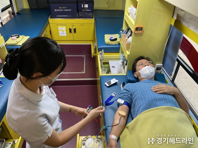 헌혈중인 김승원 예비후보