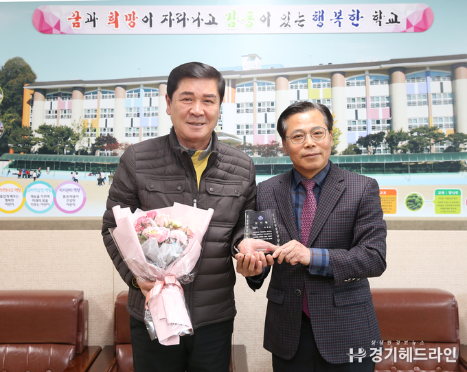 22일 수원시의회 유재광 의원이 구운초교로부터 발전 공로 감사패 받았다.