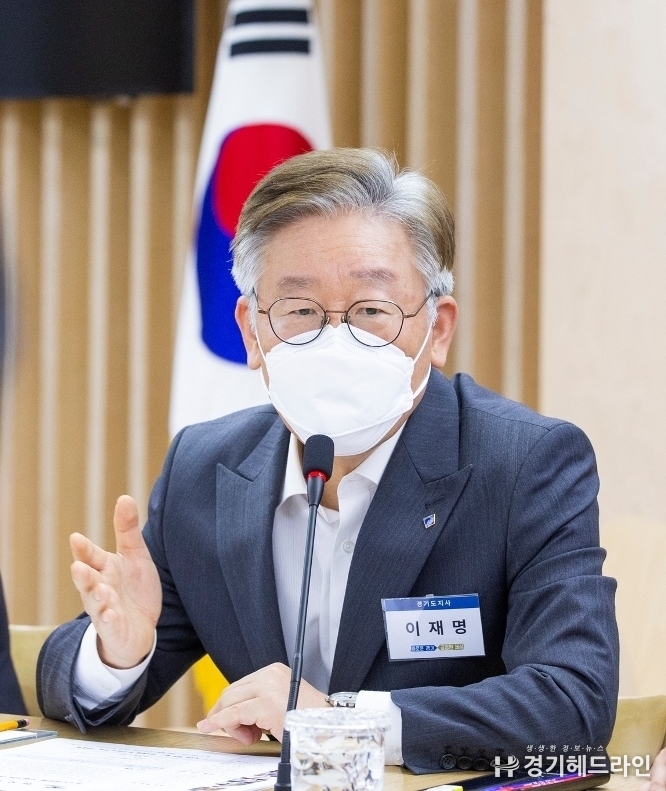 이재명 경기도지사가 7일 경기도청 상황실에서 열린 ‘경기지역화폐 차별거래 관련 자영업자 간담회’에서 “차별거래 행위는 공동체의 이익을 훼손하는 반사회적 행위”라며 세무조사 등 강력한 조치를 취하겠다는 뜻을 밝혔다.