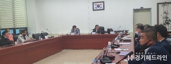12일 화성시의회 대회의실에서 안용중학교 축구부 해체에 대한 대책논의 간담회를 진행하고 있는 모습