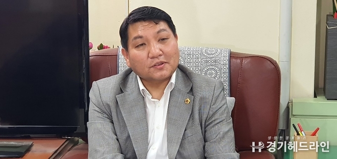 유광혁 경기도의회 기획재정위원회 의원 (더불어민주당, 동두천시 1선거구)과 본지와 인터뷰를 진행하고 있다.