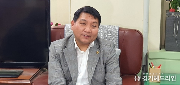유광혁 경기도의회 기획재정위원회 의원 (더불어민주당, 동두천시 1선거구)과 본지와 인터뷰를 진행하고 있다.