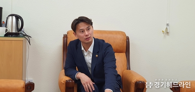 인터뷰를 진행하고 있는 경기도의회 황대호 의원 (교육위원회 위원)