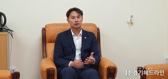 인터뷰를 진행하고 있는 경기도의회 황대호 의원 (교육위원회 위원)