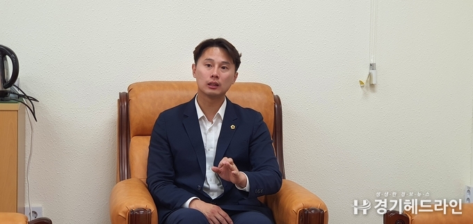 인터뷰를 진행하고 있는 경기도의회 황대호 의원 (교육위원회 위원)
