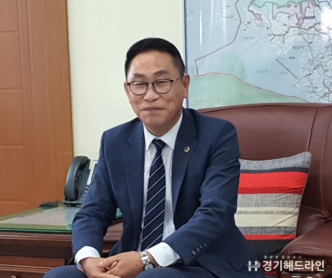 경기도의회 건설교통위원회 오진택 의원 (더민주당, 화성2)과 본지와 인터뷰를 진행하고 있다.