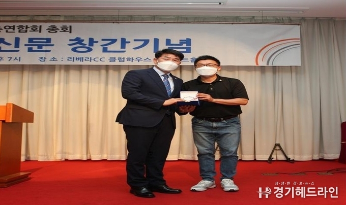 화성시 의회 배정수 의원이 5일 동탄2신도시 주민총연합회로부터 감사패 받고 있다.