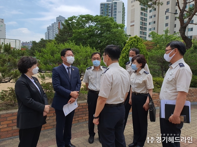  김승원 의원과 소방청장 (왼쪽부터 박옥분 도의원, 김승원 의원, 임정호 수원소방서장, 정문호 소방청장)등이 소방행저의 현안을 논의하고 있다.