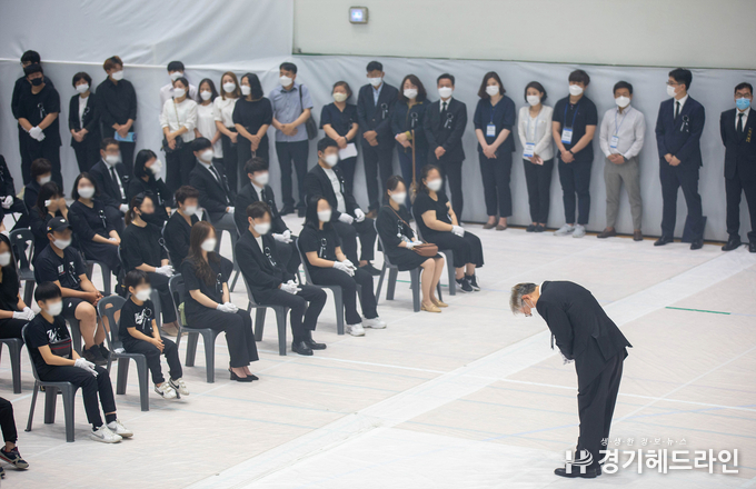 20일 오전 이천 서희청소년문화센터에서 열린 한익스프레스 이천 물류세터 화재 사고 협동영결식에서 이재명경기도지사가 유족들에게 진심으로 인사를 하고있다.