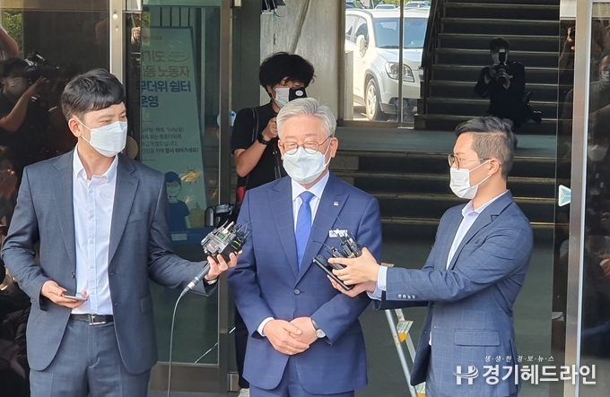 ‘친형 강제입원’과 관련한 허위사실 공표 혐의에 대해 대법원의 원심 파기환송으로 지사직을 유지하게 된 이재명 경기도지사가 16일 오후 경기도 수원시 경기도청 본관에서 입장을 밝히고 있다.(사진=문수철 기자)