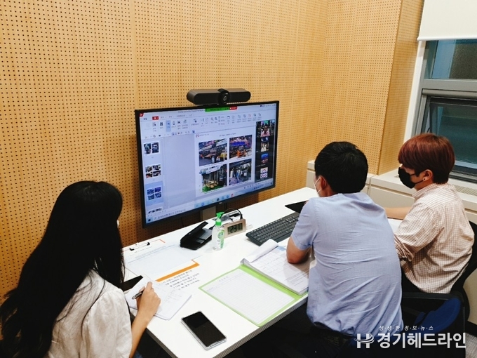 지난 22일과 24일 양일에 걸쳐 수원시 소재 경기R&DB센터에서 진행된 ‘2020 남양주시 싱가포르-베트남 시장개척단 화상상담회’에서 참가기업인과 바이어가 화상으로 수출 상담을 진행하고 있다.(사진=경과원)
