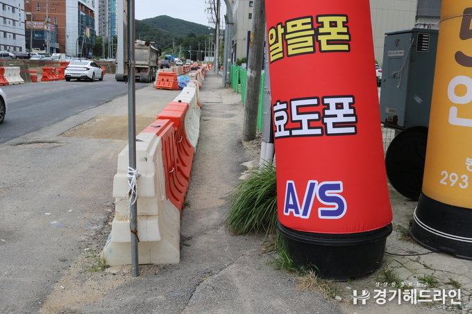 LH공사 도로 공사 현장 사진(위 =방치된 구조물, 아래=화성 봉담도로 좁은 인도)