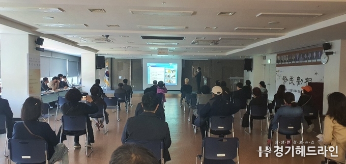 인덕원~동탄 복선전철 건설사업 환경영향평가 주민설명회를 열고 있다.(사진=문수철 기자)
