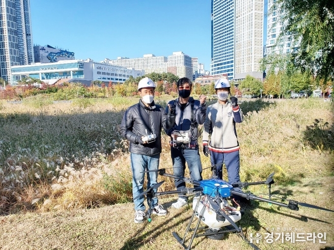 사진 가운데 문워크 항공방제단장 최영석