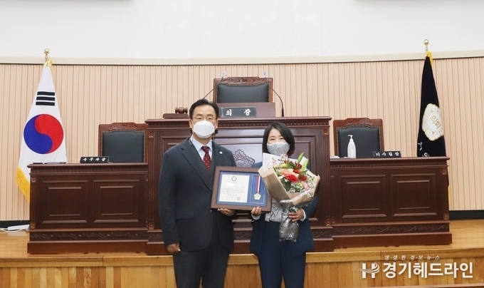  (사)경기언론인협회 박종명 회장이 16일 구리시의회 본 회의장에서 장승희 의원에게 의정대상을 수여하고, 기념촬영을 하고 있다.
