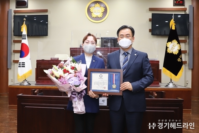 (사)경기언론인협회 박종명 회장이 17일 광명시의회 본 회의장에서 이주희 의원에게 의정대상을 수여하고, 기념촬영을 하고 있다.