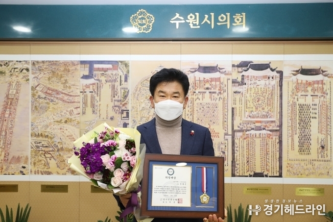 제2회 (사)경기언론인협회 찾아가는 의정대상을 수상한 문병근 의원