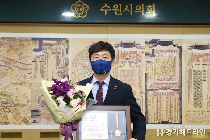 제2회 (사)경기언론인협회 찾아가는 의정대상을 수상한 김영택 의원