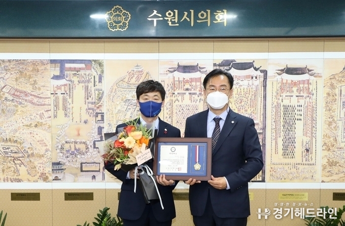 수원시의회 김영택 의원이 18일 (사)경기언론인협회 박종명 회장으로부터 기초의원 부문 의정대상을 수상하고 있다.