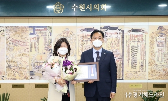 수원시의회 조미옥 의원이 18일 (사)경기언론인협회 박종명 회장으로부터 기초의원부문 의정대상을 수상하고 있다.