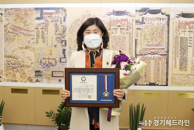 제2회 (사)경기언론인협회 찾아가는 의정대상을 수상한 조미옥 의원