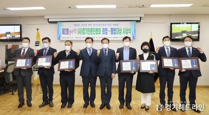(사)경기언론인협회 의정대상, ‘광역의원부문’ 경기도의회 7人의 수상자들 / 좌측부터, 김봉균 의원, 권재형 의원, 박창순 의원, 박종명 회장, 장현국 의장, 권락용 의원, 황진희 의원, 엄교섭 의원, 박성훈 의원