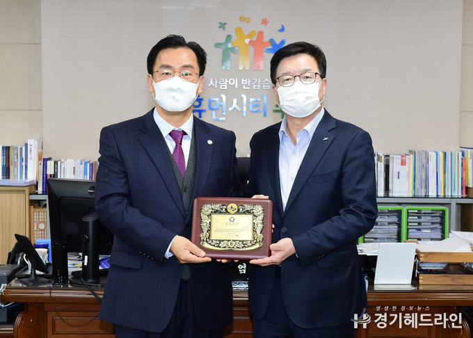 염태영 수원시장이 24일 시장 집무실에서 (사)경기언론인협회 박종명 회장으로부터 '제2회 (사)경기언론인협회 찾아가는 행정대상'을 수상하고 있다.