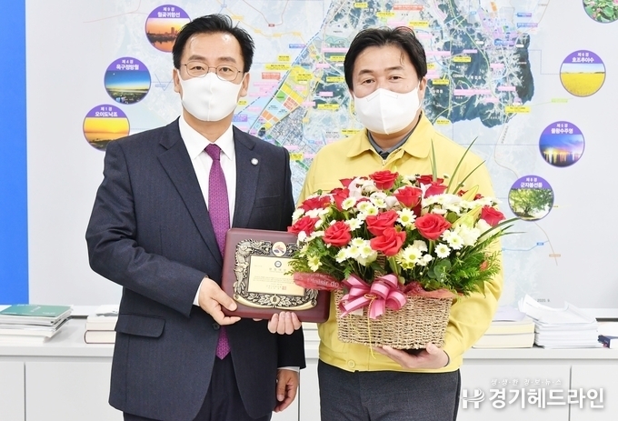 임병택 시흥시장이 26일 시장 집무실에서 (사)경기언론인협회 박종명 회장으로부터 '제2회 (사)경기언론인협회 찾아가는 행정대상'을 수상하고 있다.