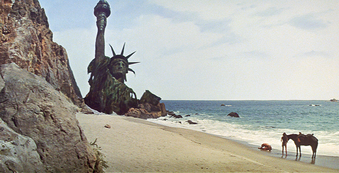 Planet of the Apes 영화 혹성탈출은 거대 지구에서의 탈출을 그리고 있다. 지구는 중력에 위배되지 않는다라는 내용을 담고 있다
