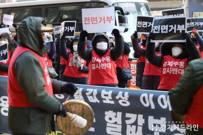 14일 서울 종로구에 위치한 SK 본사인 서린빌딩 앞에서 저평가된 토지 보상으로 수용주민들의 피와 살 같은 토지를 헐값에 강제 수용하는 것에 반발해 2차 상경 시위를 갖고 있다. 