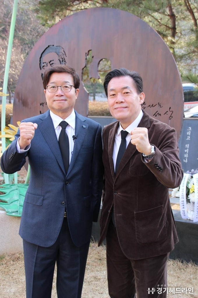염태영 예비후보와 파이팅 구호를 외치며 지방선거 승리를 다짐하는 이재준 예비후보