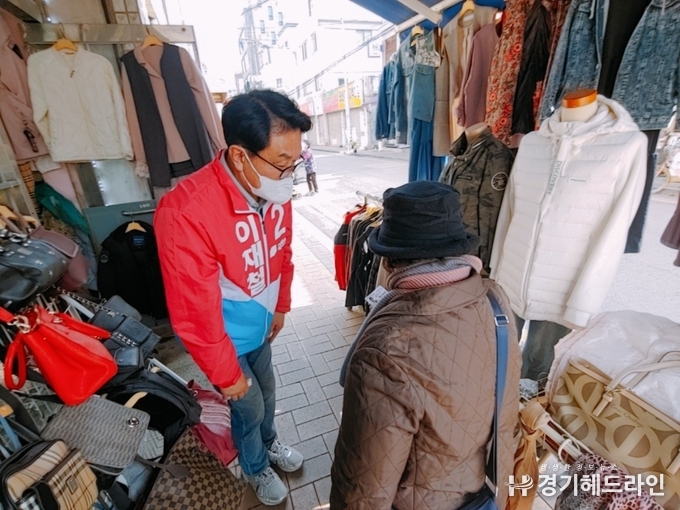이재철 국민의힘 오산시장 예비후보는 29일 오후 원동 일대를 돌면 시장 상인들과 대화를 하고 있다.